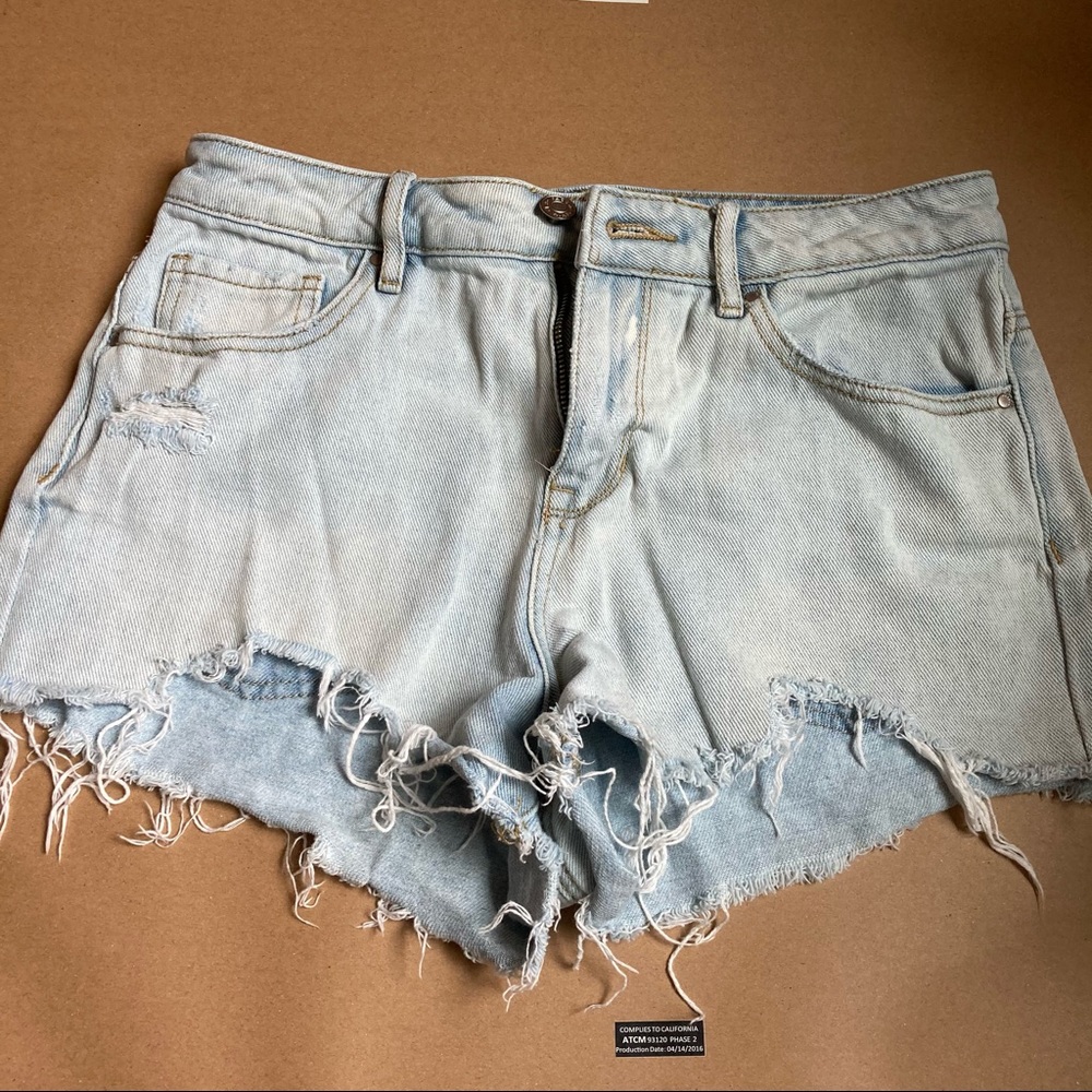 Light wash cutoff shorts